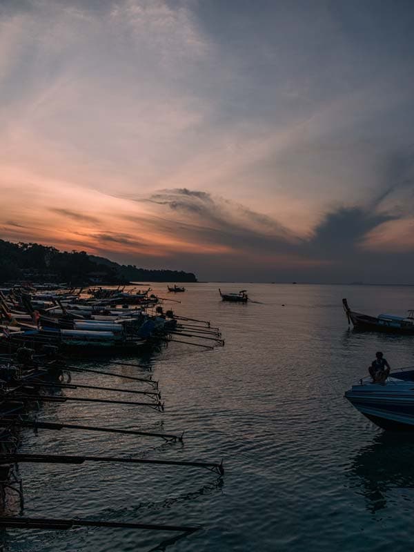 Koh Phi Phi, Thailand: Reiseführer zu Thailands Partyinsel